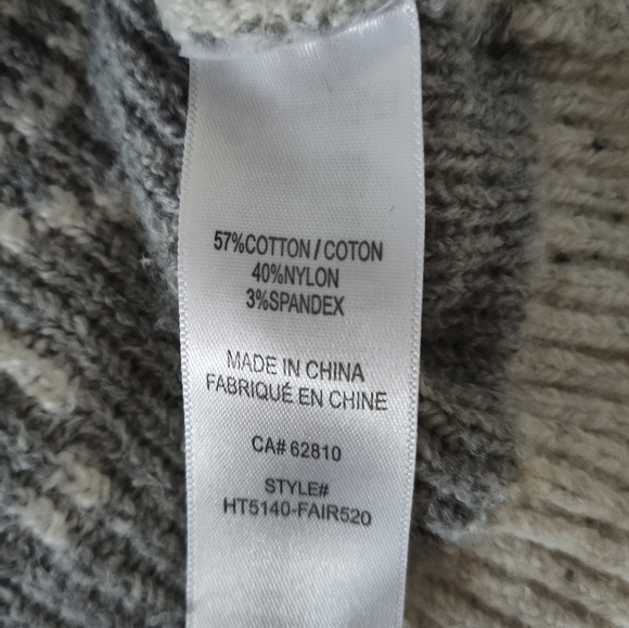 โ๏ธ Snowflake confetti pullover sweater! - Picture 6 of 7